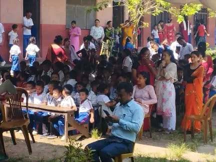 राष्ट्रिय  बाल दिवस : आरुघाट गोरखाबाट खटिएका प्रहरी टोलीद्वारा हाते पर्चा वितरण